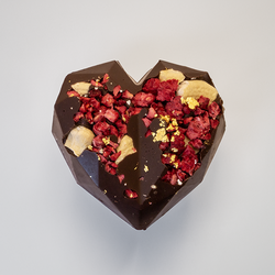 Čokoládové srdce ze 75% hořké čokolády s malinami, kešu a zlatými lupínky