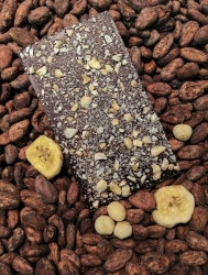 Hořká Bean to Bar čokoláda s banánem a makadamovými ořechy