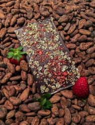 Hořká Bean to Bar čokoláda s jahodami a ovesnými vločkami