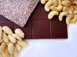 Low carb čokoláda s kokosem je zjemněna mandlemi a kešu ořechy