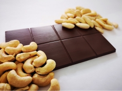 Low carb čokoláda je zjemněná mandlemi a kešu ořechy