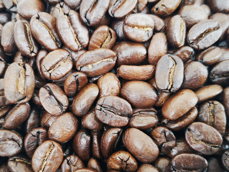 Takto vypadají kávová zrna, která jsou zamleta do naší hořké čokolády z výběrových kakaových bobů.